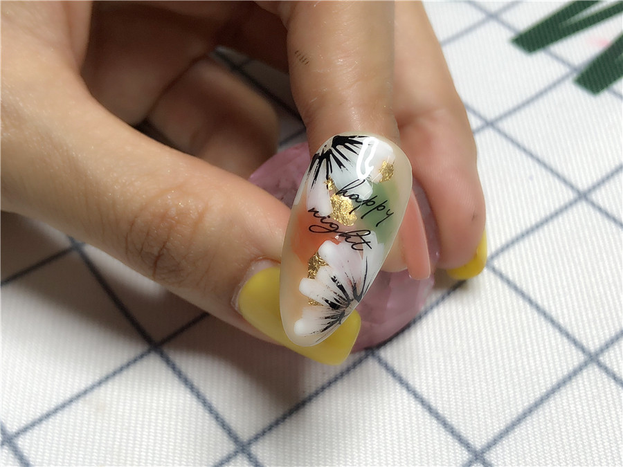 南寧美甲學(xué)校：指間開花，花開半夏