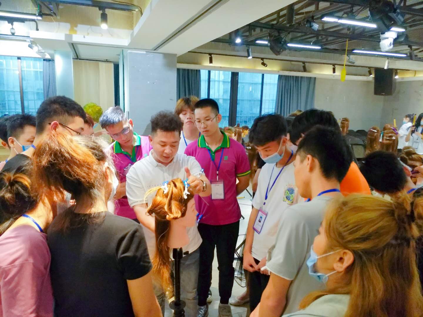 南寧美發(fā)學(xué)校：時尚電棒造型班開班，人氣爆棚