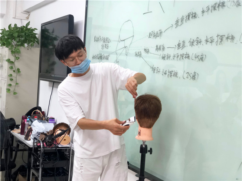 南寧美發(fā)課堂：360度男發(fā)手法演練，輕松攻破剪發(fā)難題