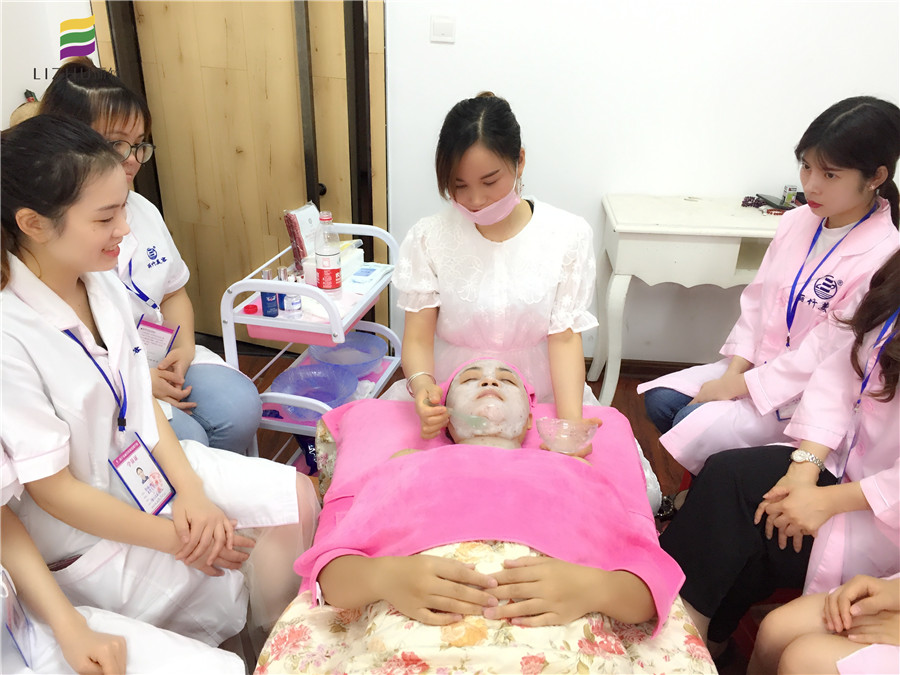 南寧美容學(xué)堂：敷膜，女人變美必修課程