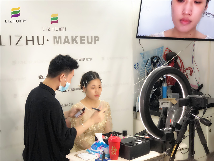 廣西彩妝學(xué)校：快看！畫(huà)真人了！