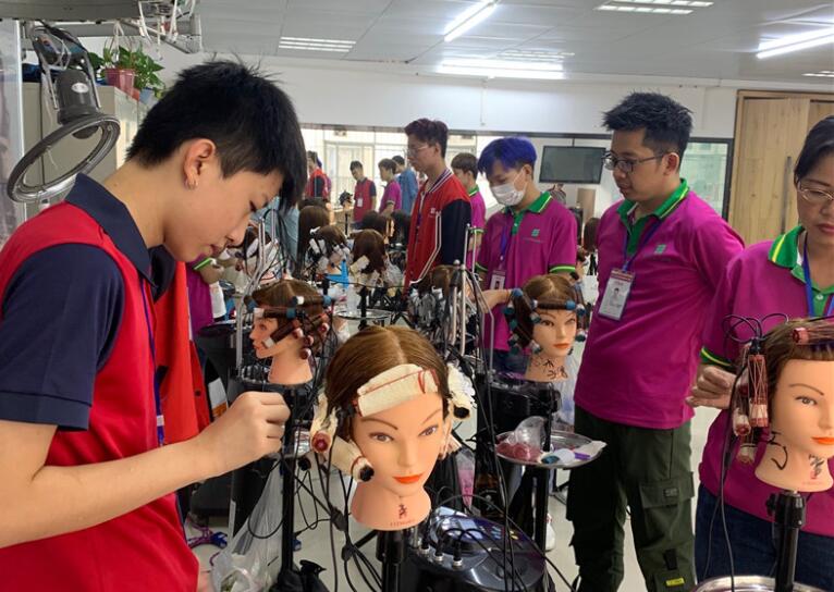 美發(fā)學(xué)?；ㄐ酰航K于可以上手熱燙