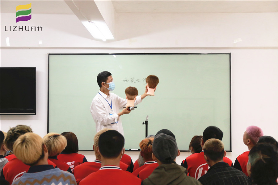 南寧美發(fā)學校：男士西裝頭怎么剪