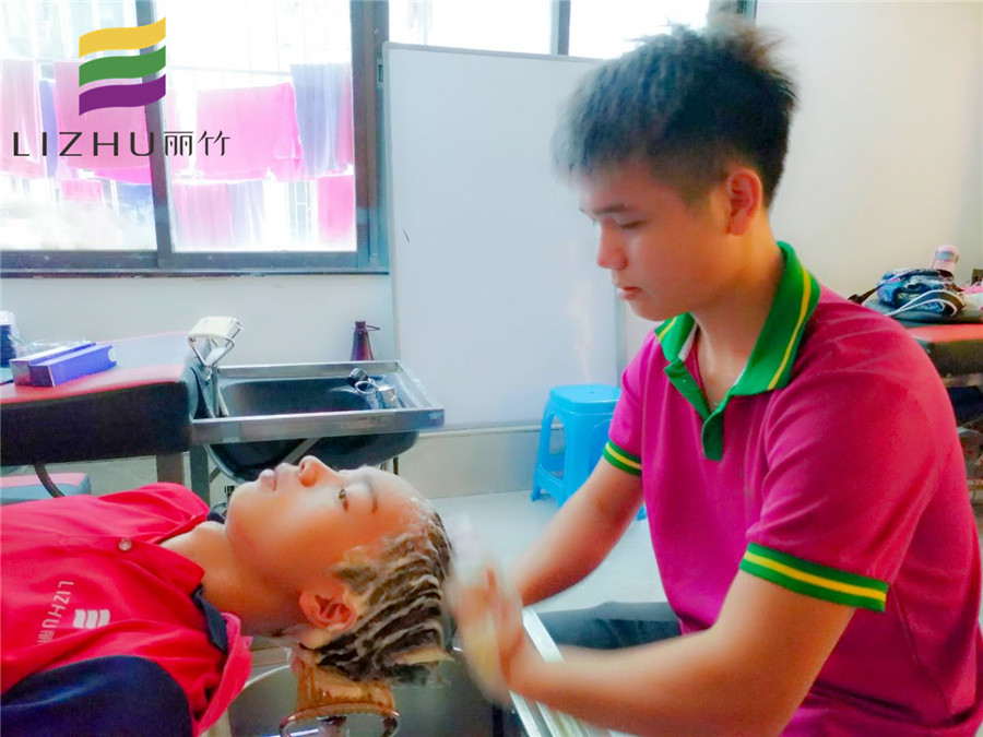 美發(fā)學(xué)員心得：老師，我們沒有忘