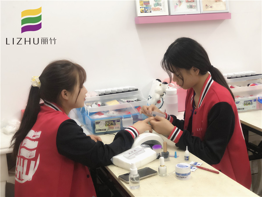 看了這份甲教程，會知道南寧美甲學(xué)校哪家好