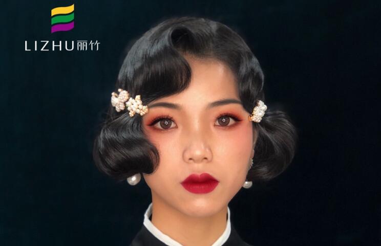 民國旗袍妝容，顯示南寧專業(yè)化妝學(xué)校實力