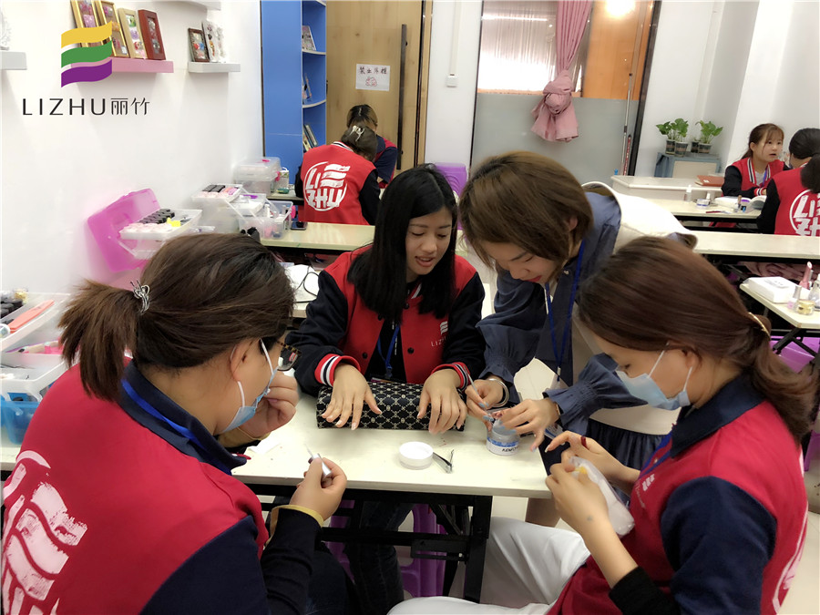 粘貼甲片，廣西美甲培訓(xùn)課程必學(xué)內(nèi)容