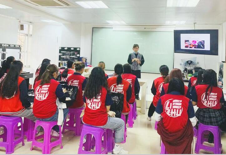 南寧彩妝學(xué)校哪家比較好？來(lái)看看我們的基礎(chǔ)課堂吧