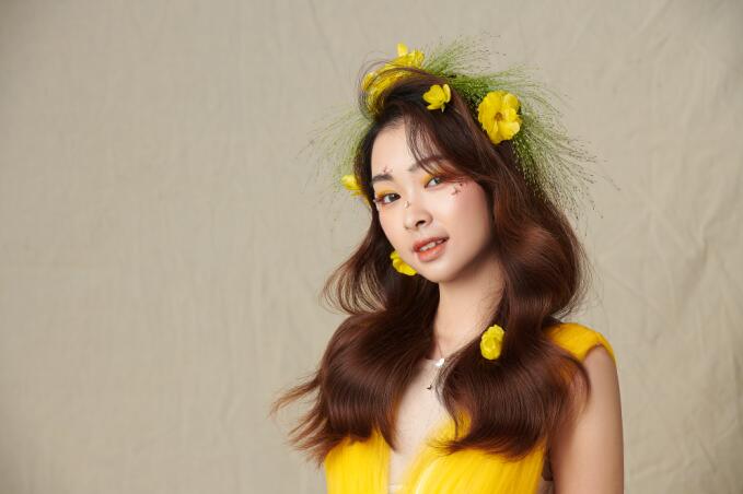 輕氧花漾披發(fā)造型，帶你去看南寧化妝學(xué)校哪家好