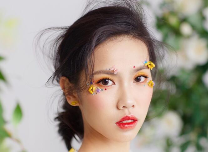 森系抽絲新娘造型，帶你領略南寧專業(yè)化妝培訓技術