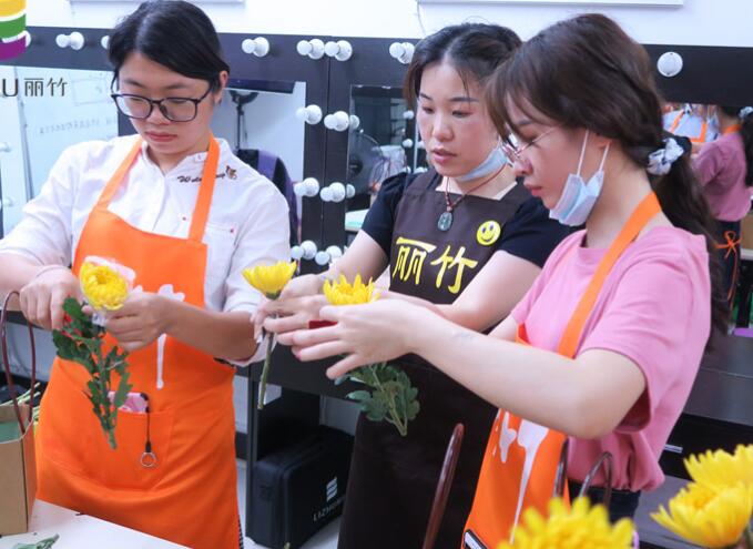 插花如何進(jìn)行色彩搭配？南寧花藝培訓(xùn)班來教你