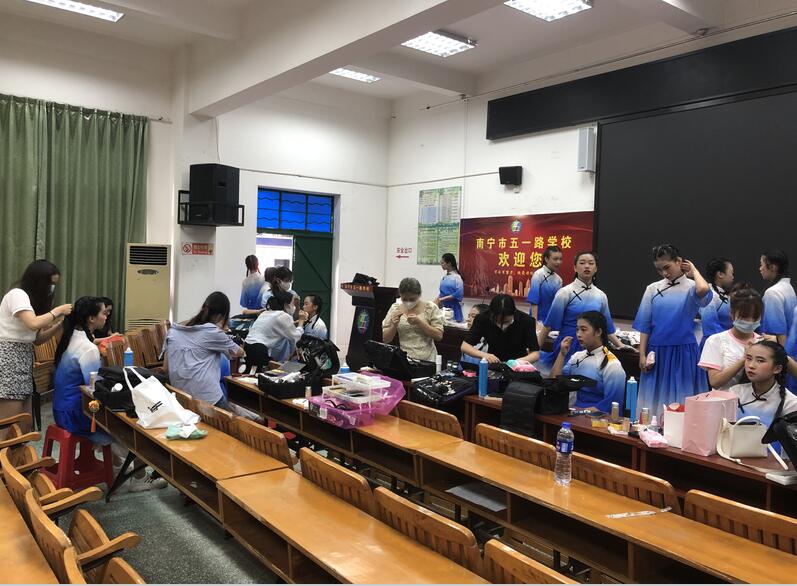 南寧化妝學(xué)校外出實(shí)踐，受到演員比心點(diǎn)贊