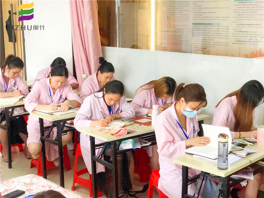 美容師為什么要學理論知識？南寧專業(yè)美容培訓告訴你