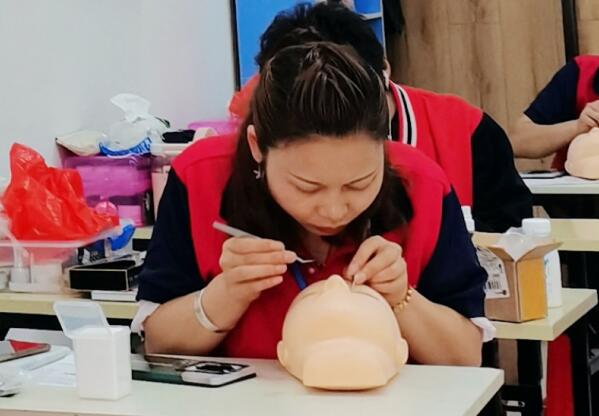 南寧專業(yè)美睫培訓學校：學美睫有前途嗎？