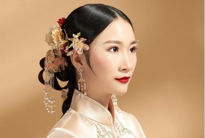簡約秀禾新娘造型，看南寧化妝學(xué)校哪家有實(shí)力