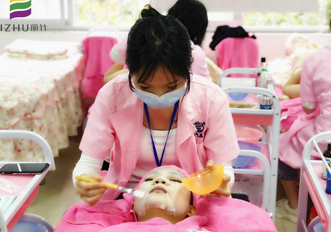 怎么做面部水療？廣西美容課堂上課教你