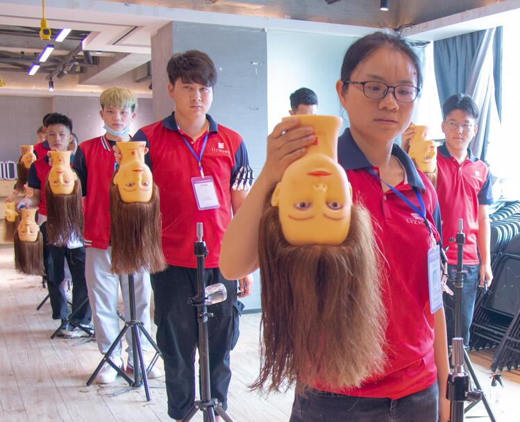 假頭如何梳理頭發(fā)？來廣西美發(fā)學習中心學習