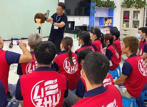 怎么剪平劉海？南寧專業(yè)美發(fā)學校課堂實操