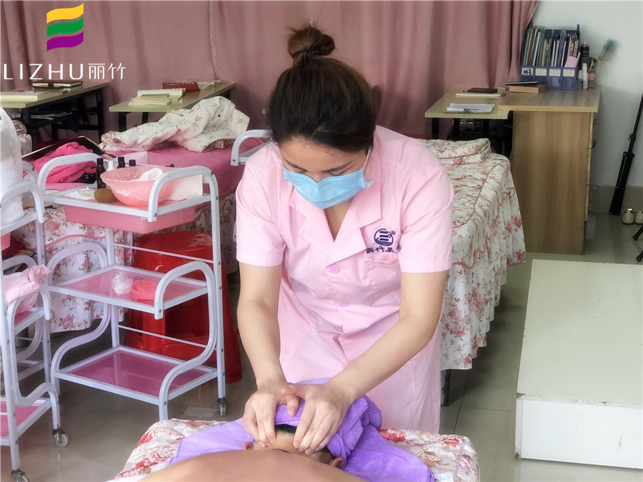美容學(xué)子感言：這就是為人師表該有的樣子！