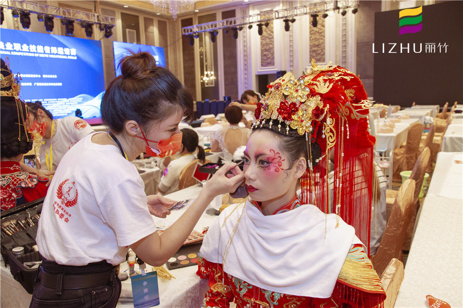 冬天卡粉怎么辦？南寧化妝課堂正在為你講解