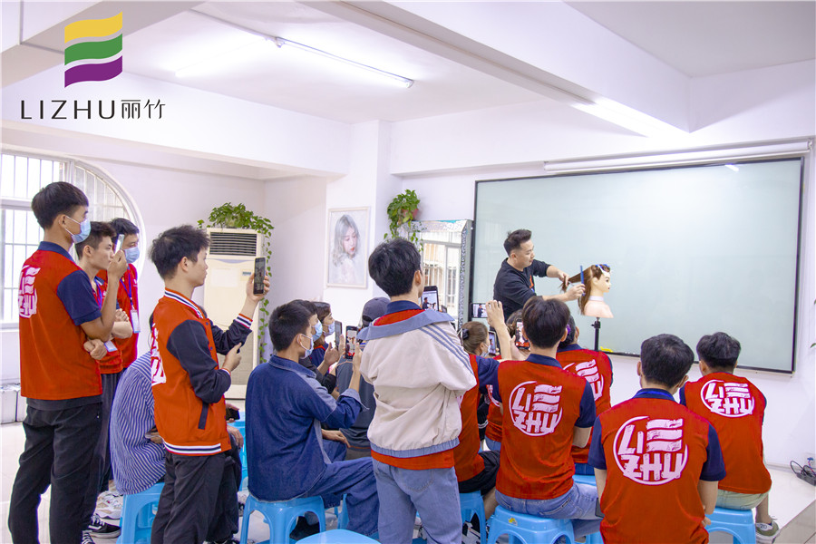 鎖骨發(fā)修剪技巧，南寧教理發(fā)的學(xué)校分享
