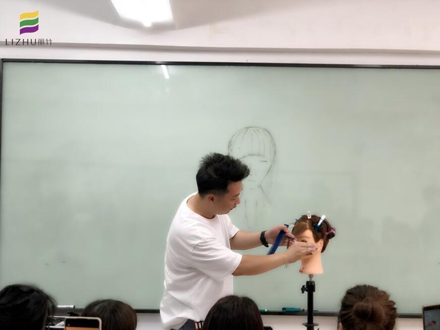 劉海出油怎么解決？南寧教理發(fā)的學(xué)校教你方法