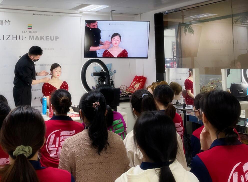 麗竹彩妝學(xué)校上演“換臉術(shù)”，展現(xiàn)南寧學(xué)彩妝哪家技術(shù)強(qiáng)