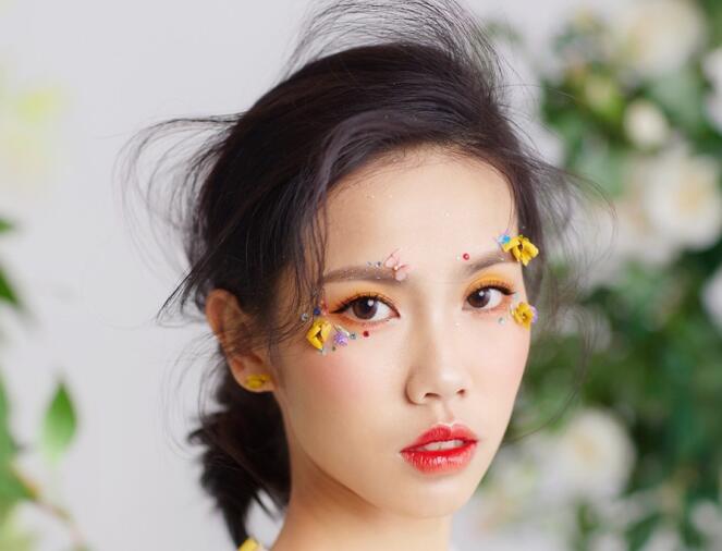 方型臉如何畫新娘妝？廣西南寧化妝學(xué)校教你