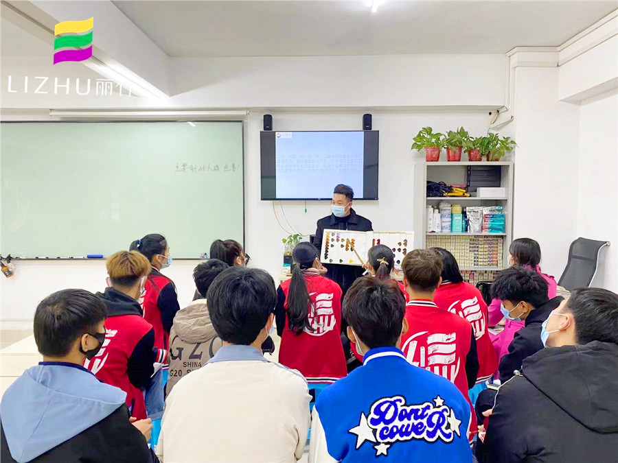 南寧哪里可以學(xué)染發(fā)？來(lái)麗竹學(xué)校魔幻色彩班