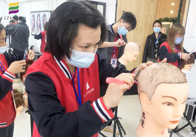美發(fā)剃刀如何操作？廣西南寧美發(fā)培訓學校教你