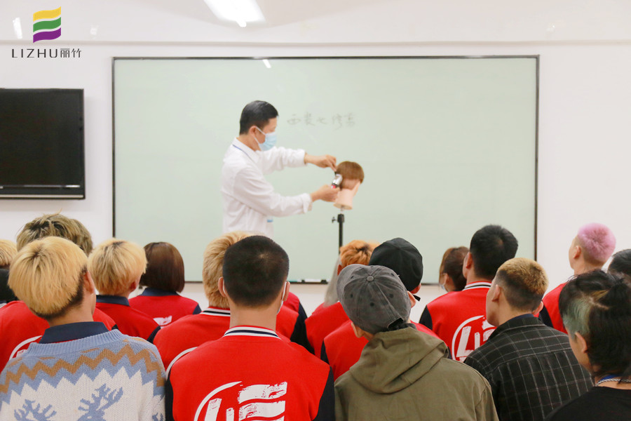 推剪的練習(xí)方法，廣西教美發(fā)基礎(chǔ)的學(xué)校分享