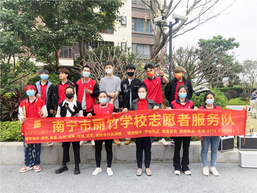 南寧美發(fā)學(xué)校小區(qū)理發(fā)，積極發(fā)揚“雷鋒精神”