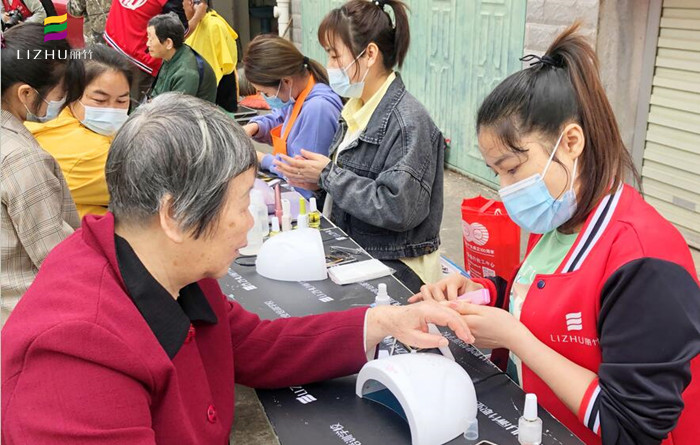 廣西美甲學(xué)校公益美甲進社區(qū)，居民連聲道謝與稱贊