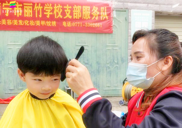 南寧麗竹學(xué)校公益理發(fā)，爭當(dāng)群眾身邊的“活雷鋒”