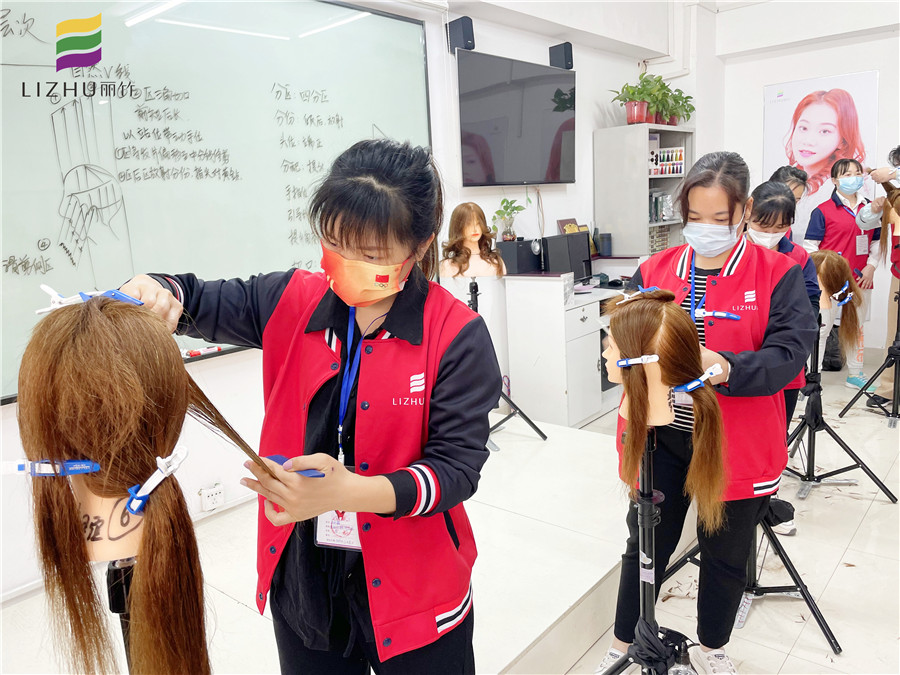 “自然V線”修剪，廣西美發(fā)學(xué)校十大名校課程