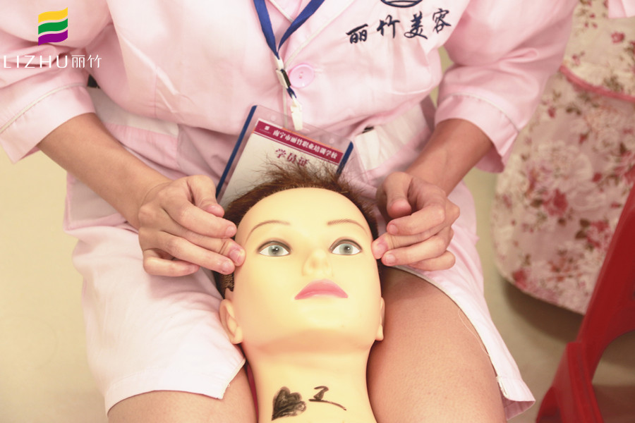 為什么學(xué)美容要練習(xí)假頭模？廣西認可的美容學(xué)校告訴你