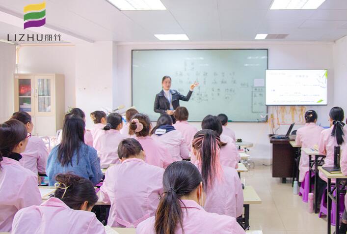 美容學(xué)理論知識(shí)重要嗎？廣西專(zhuān)業(yè)美容培訓(xùn)告訴你