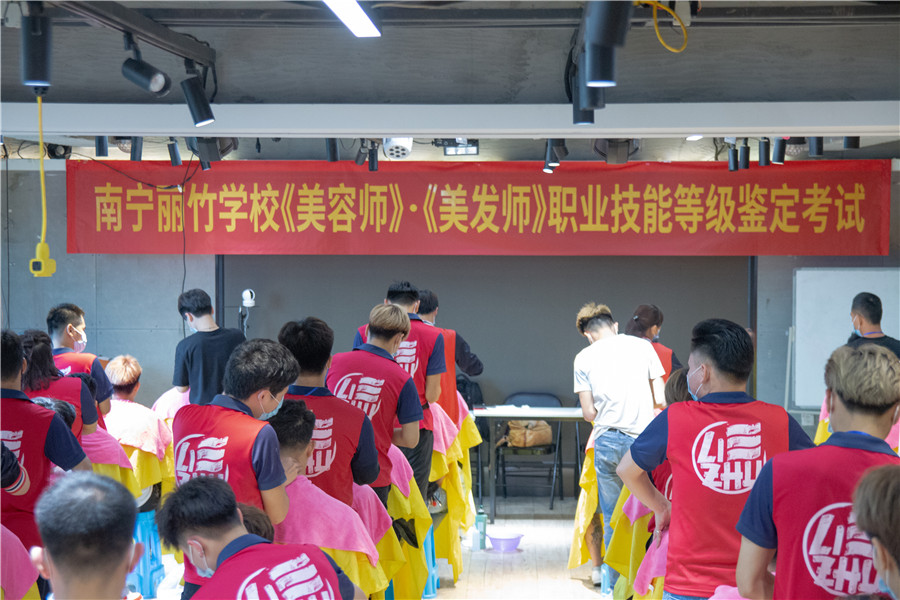 考職業(yè)資格證的學(xué)校推薦：麗竹學(xué)?？甲C班