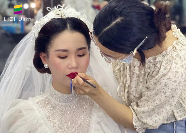 輕復(fù)古新娘造型 ，優(yōu)雅就是如此簡(jiǎn)單
