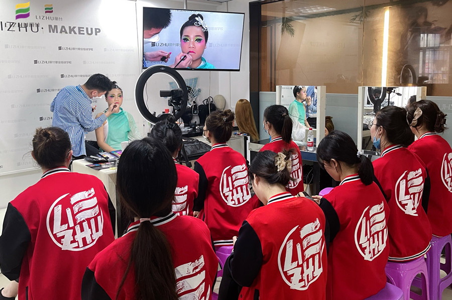 廣西彩妝學校舞臺妝欣賞，展現(xiàn)色彩夸張之美