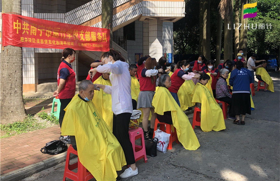 免費理發(fā)進(jìn)社區(qū)，廣西美發(fā)培訓(xùn)學(xué)校實踐活動