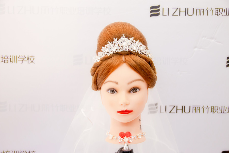 “赫本包”的特點(diǎn)，南寧盤發(fā)培訓(xùn)學(xué)校幫你整理