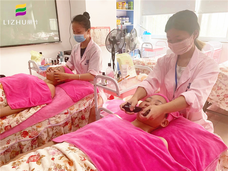 嘴周撥筋教程 ，南寧美容師培訓課程剖析