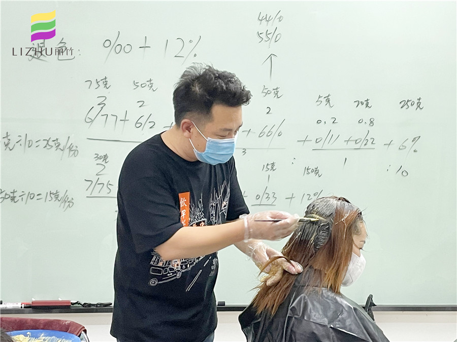 自己染發(fā)的技巧，廣西專業(yè)染發(fā)培訓學校教你