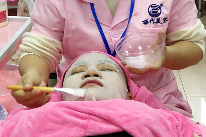 夏日敷水膜的次數(shù)越多越好嗎？南寧美容學(xué)校老師這么說