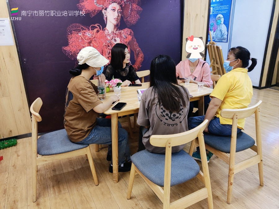 忙！忙！忙！麗竹學(xué)校人氣火爆的招生大廳