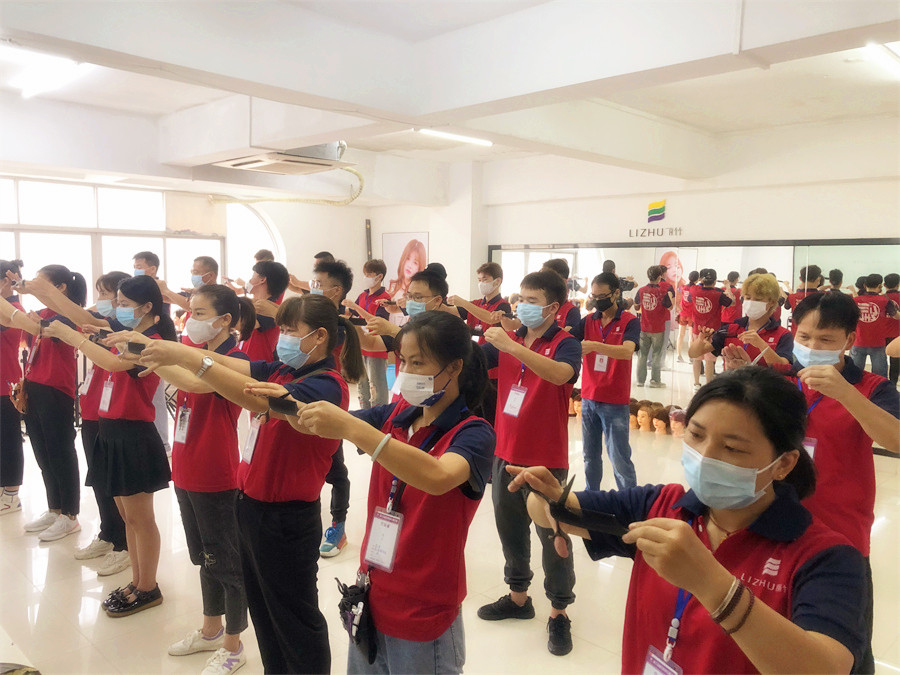 零基礎學美發(fā)：新手如何練習用剪刀和梳子？