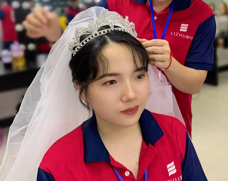 學化妝盤發(fā)基本手法，到麗竹化妝造型學校