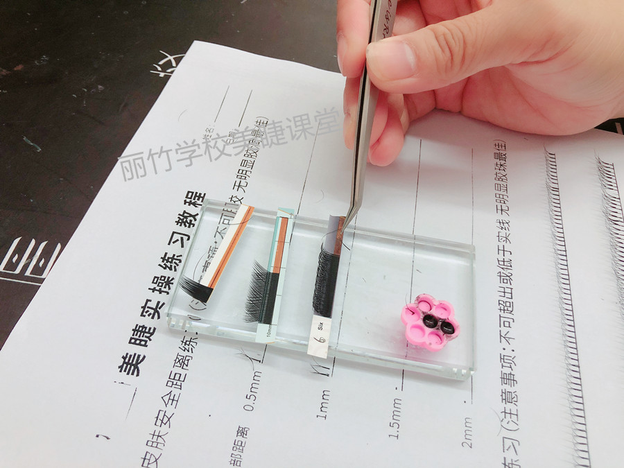 紙上嫁接睫毛，南寧美甲美睫學校學員練習