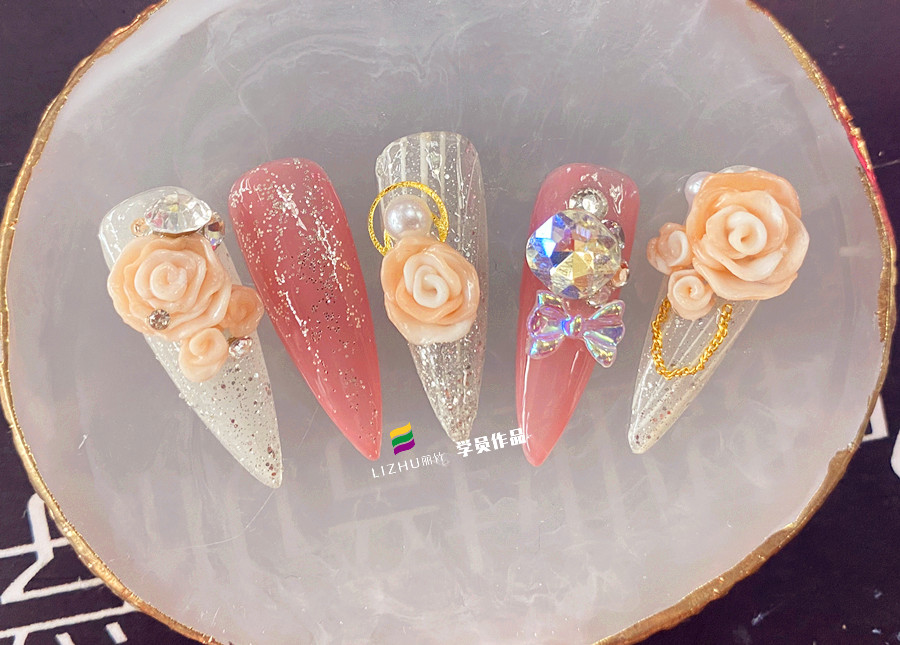 玫瑰雕花美甲作品，告訴你廣西美甲學(xué)校哪家好？